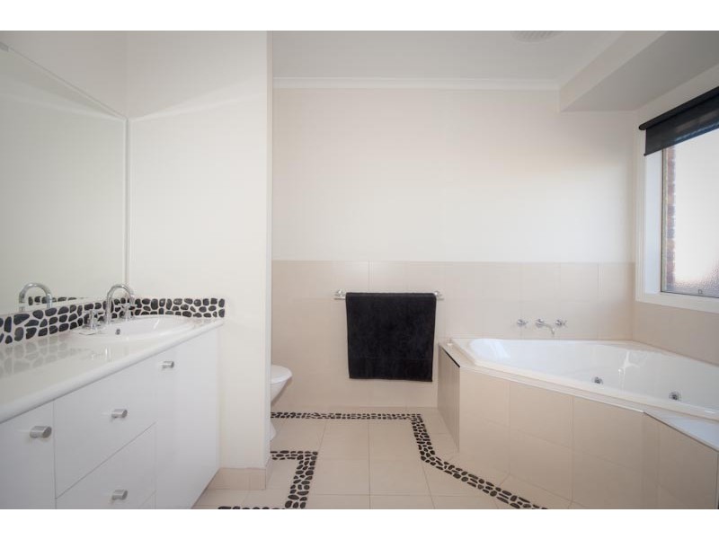 15 Vernon Close*, New Gisborne VIC 3438