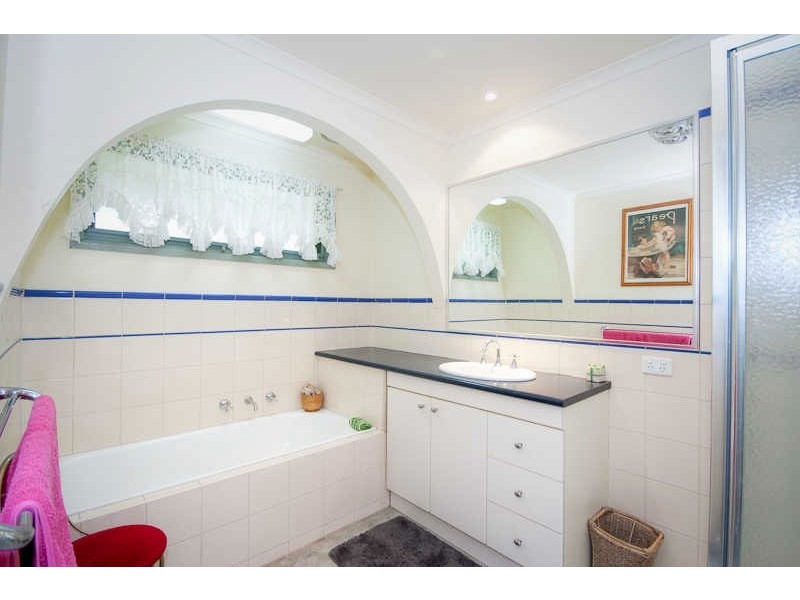 8 Pennygreen Dr, Gisborne VIC 3437