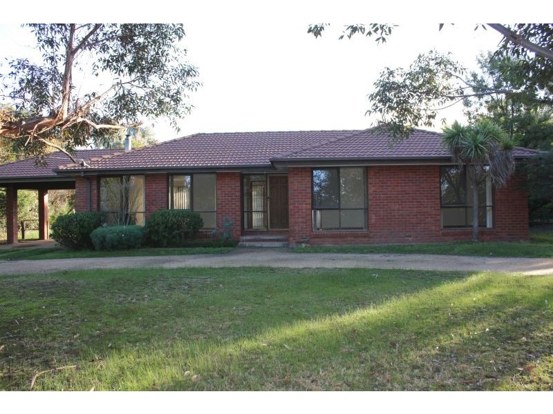 9 Desmond Crs, Romsey VIC 3434