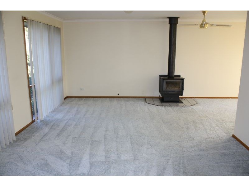 9 Desmond Crs, Romsey VIC 3434