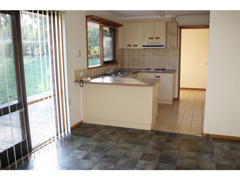 9 Desmond Crs, Romsey VIC 3434