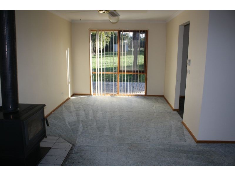 9 Desmond Crs, Romsey VIC 3434