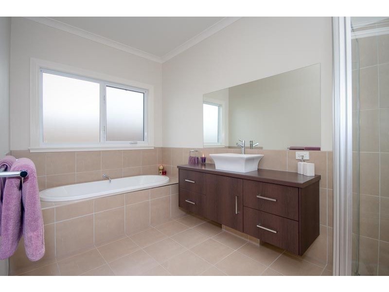 4  HOWEY ST, Gisborne VIC 3437