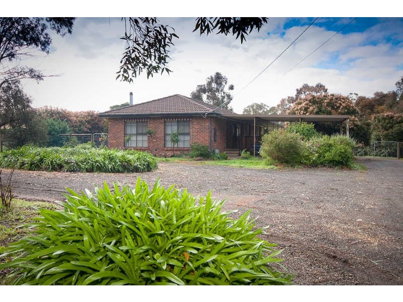 3 MOORES RD, Riddells Creek VIC 3431