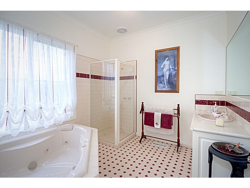 5 ABBEY COURT, Gisborne VIC 3437