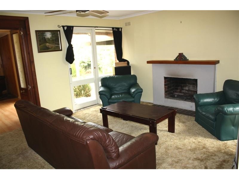 9 Carnegie Crt, Gisborne VIC 3437