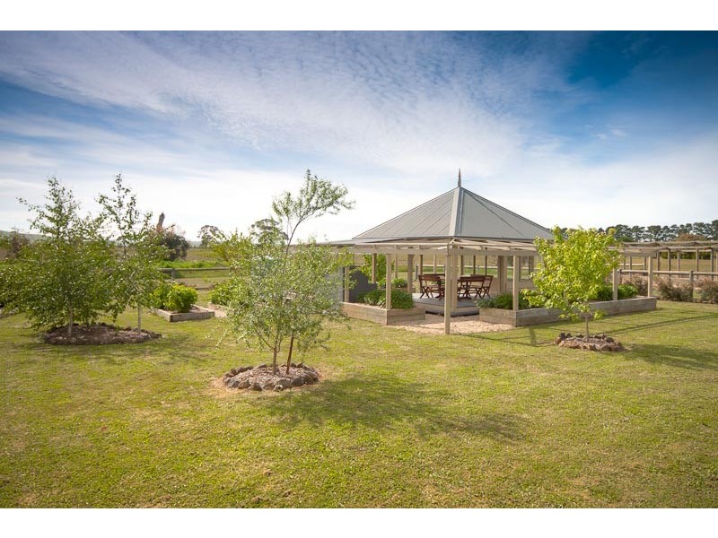 34 Tickawarra Rd*, Romsey VIC 3434
