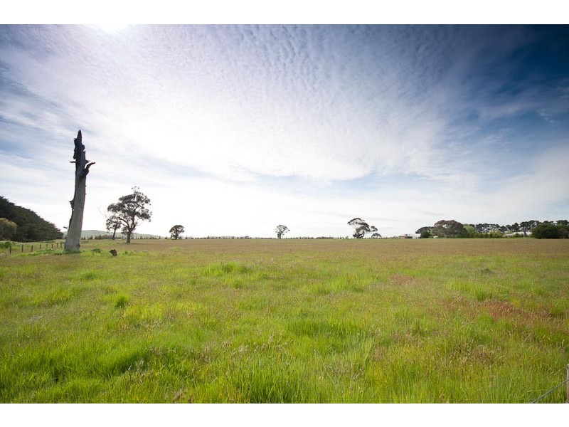 34 Tickawarra Rd*, Romsey VIC 3434
