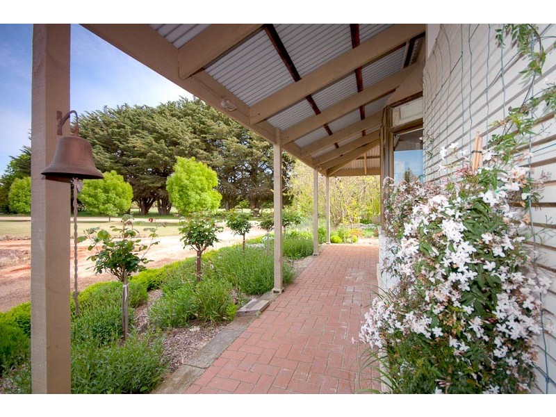 34 Tickawarra Rd, Romsey VIC 3434