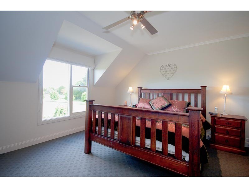 34 Tickawarra Rd, Romsey VIC 3434
