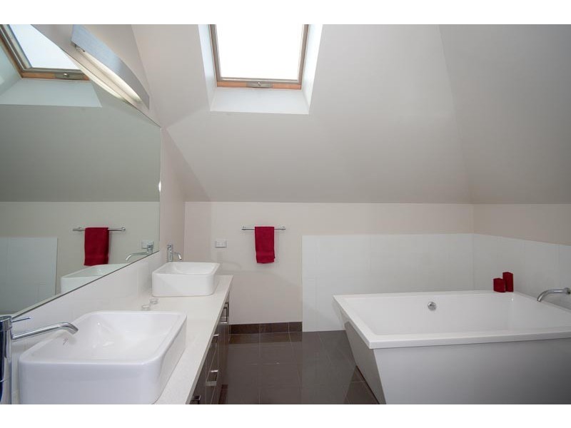 34 Tickawarra Rd, Romsey VIC 3434