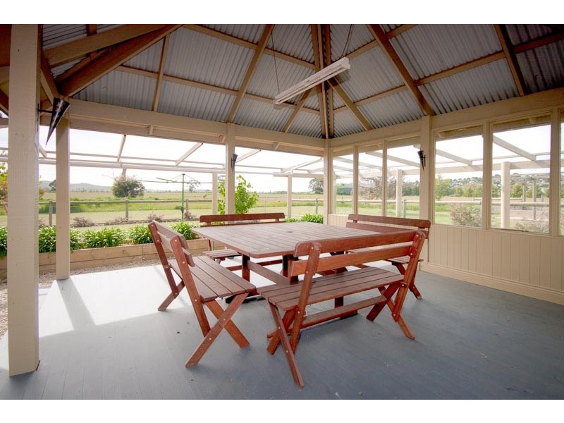 34 Tickawarra Rd, Romsey VIC 3434