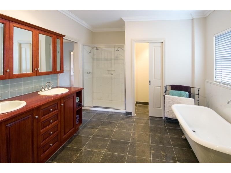 10 Kurung Crt East, Gisborne VIC 3437