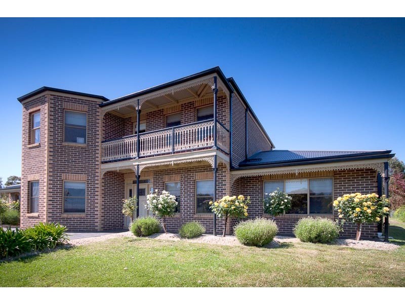 10 Kurung Crt East, Gisborne VIC 3437