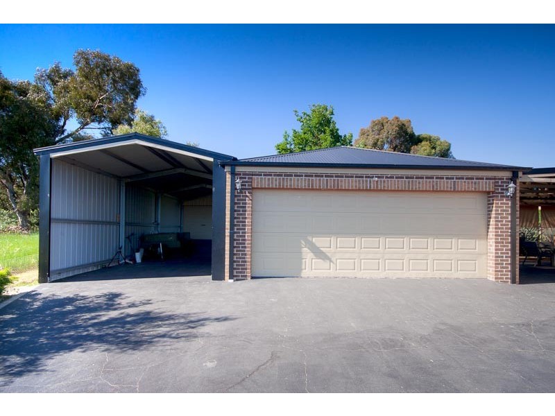 10 Kurung Crt East, Gisborne VIC 3437