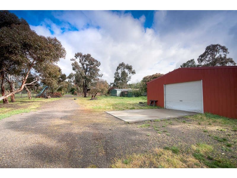 3 MOORES RD, Riddells Creek VIC 3431