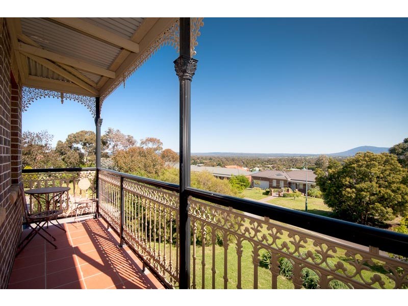 10 Kurung Crt East, Gisborne VIC 3437