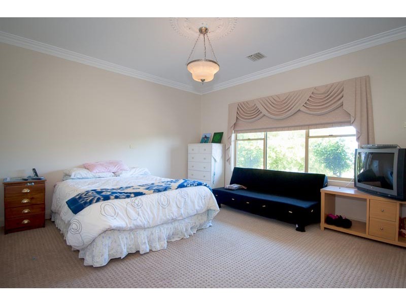 10 Kurung Crt East, Gisborne VIC 3437
