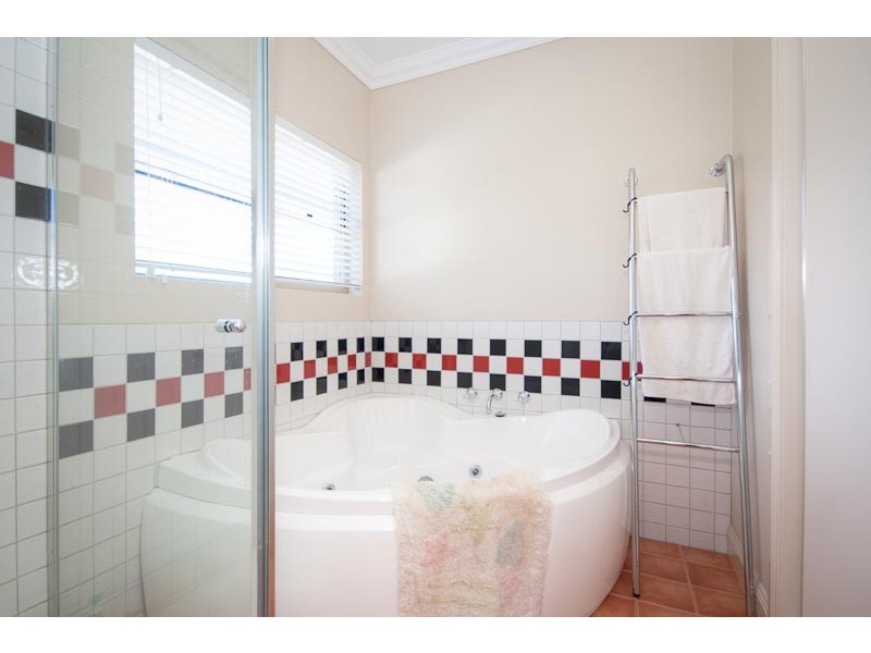 10 Kurung Crt East, Gisborne VIC 3437