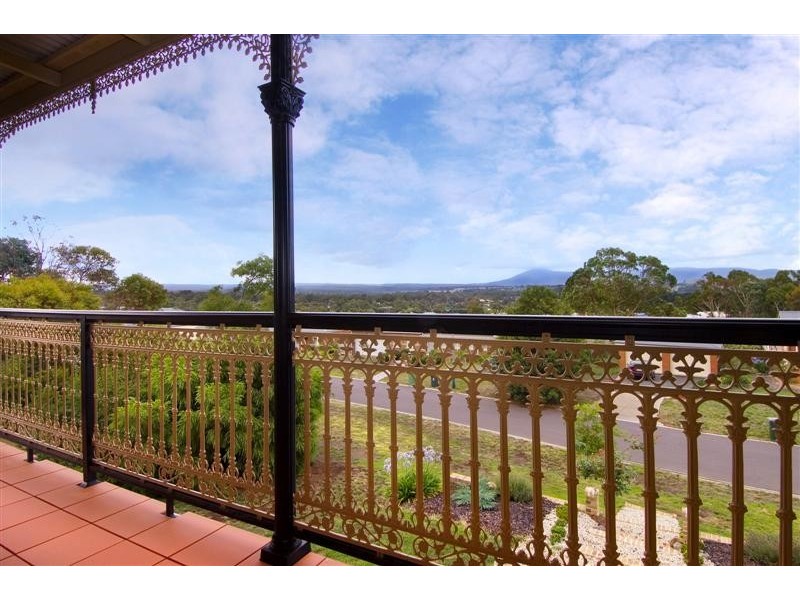 10 Kurung Crt East, Gisborne VIC 3437