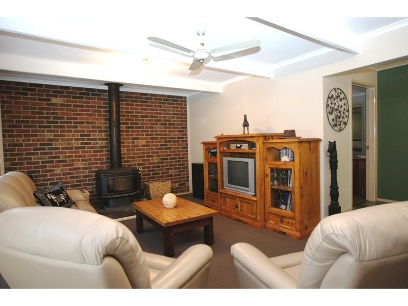 3 MOORES RD, Riddells Creek VIC 3431