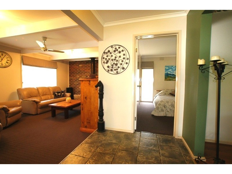 3 MOORES RD, Riddells Creek VIC 3431