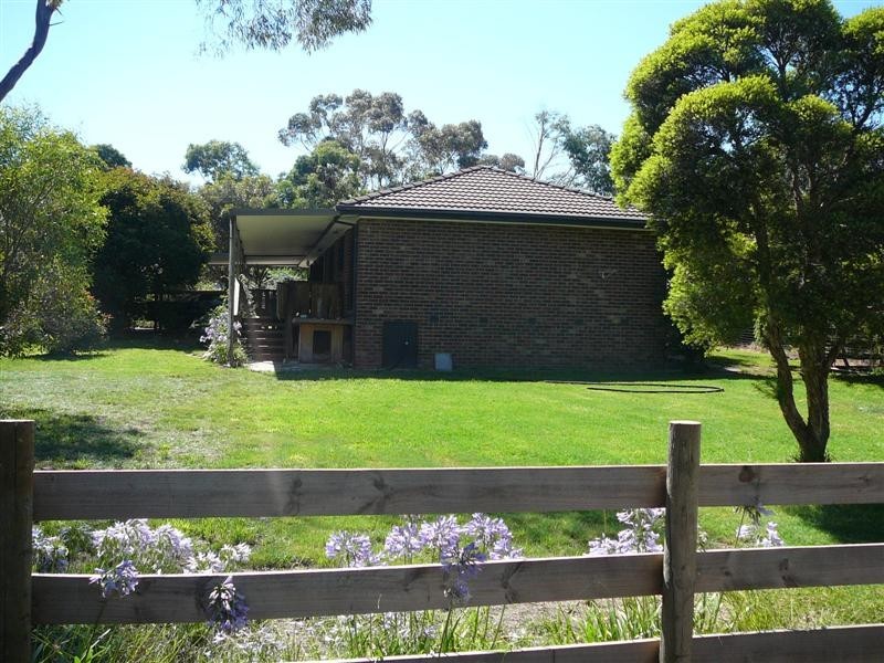 3 MOORES RD, Riddells Creek VIC 3431