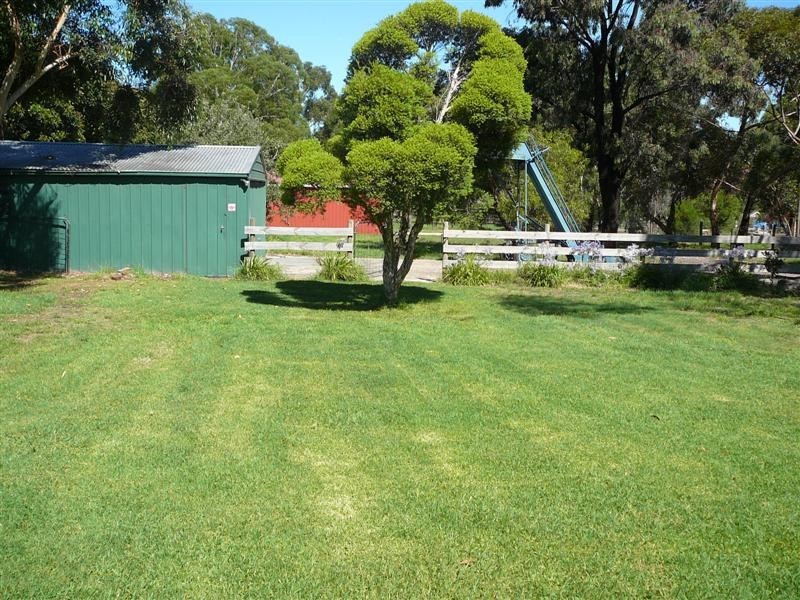 3 MOORES RD, Riddells Creek VIC 3431