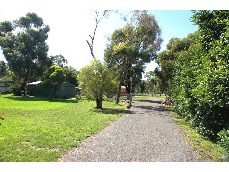 3 MOORES RD, Riddells Creek VIC 3431
