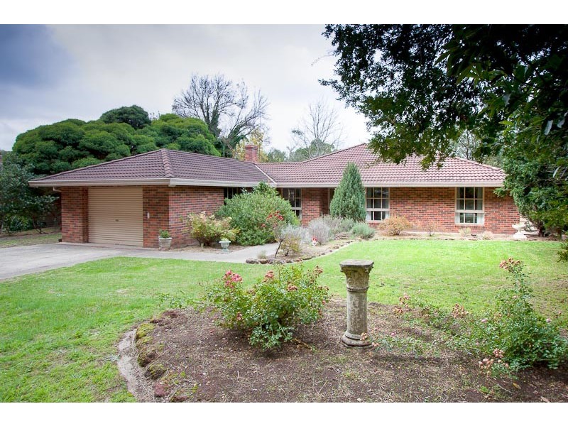 10 Waterfalls Rd, Mount Macedon VIC 3441