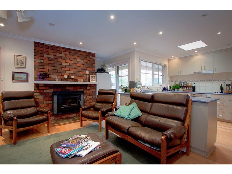 10 Waterfalls Rd, Mount Macedon VIC 3441
