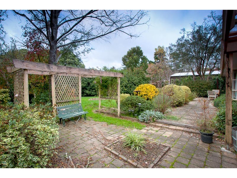 10 Waterfalls Rd, Mount Macedon VIC 3441