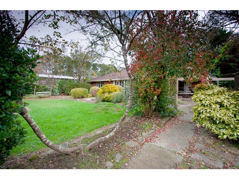 10 Waterfalls Rd, Mount Macedon VIC 3441
