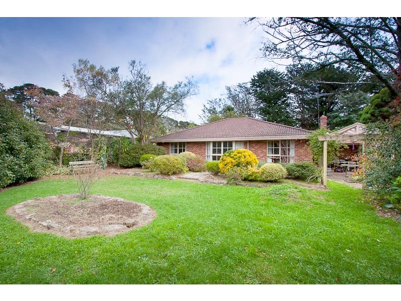10 Waterfalls Rd, Mount Macedon VIC 3441