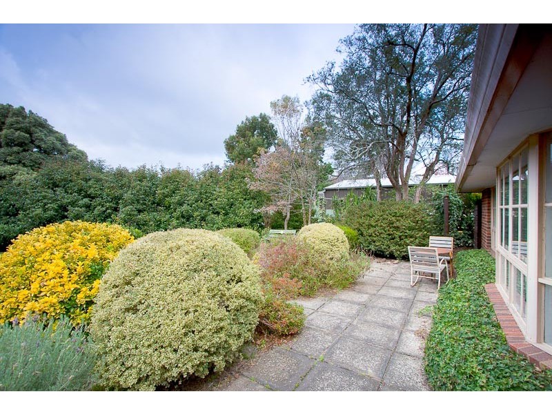 10 Waterfalls Rd, Mount Macedon VIC 3441