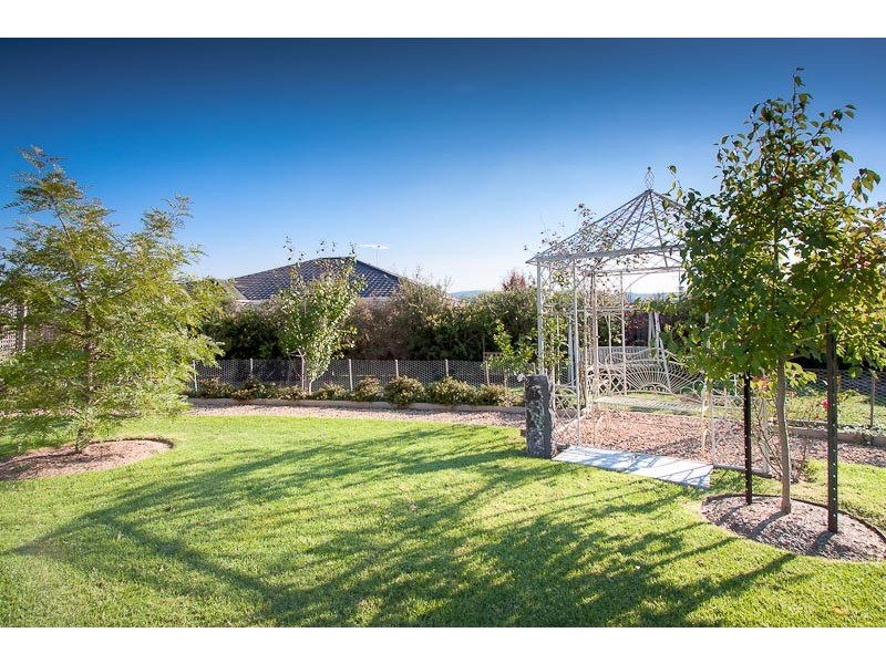 37 Chessy Park Dr, Gisborne VIC 3437