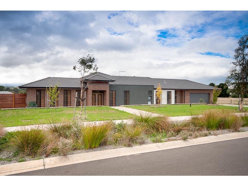 11 Charters Avenue, Gisborne VIC 3437