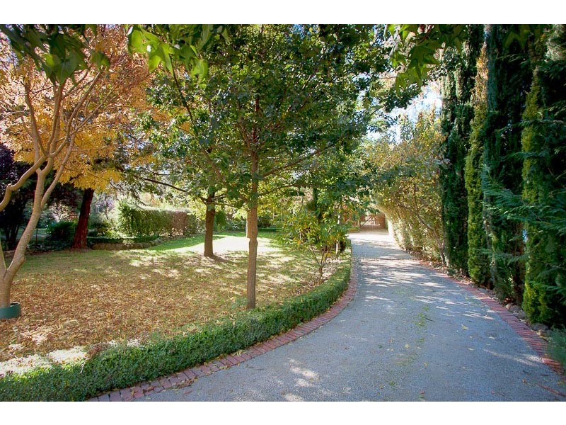 50 Waterfalls Rd, Mount Macedon VIC 3441