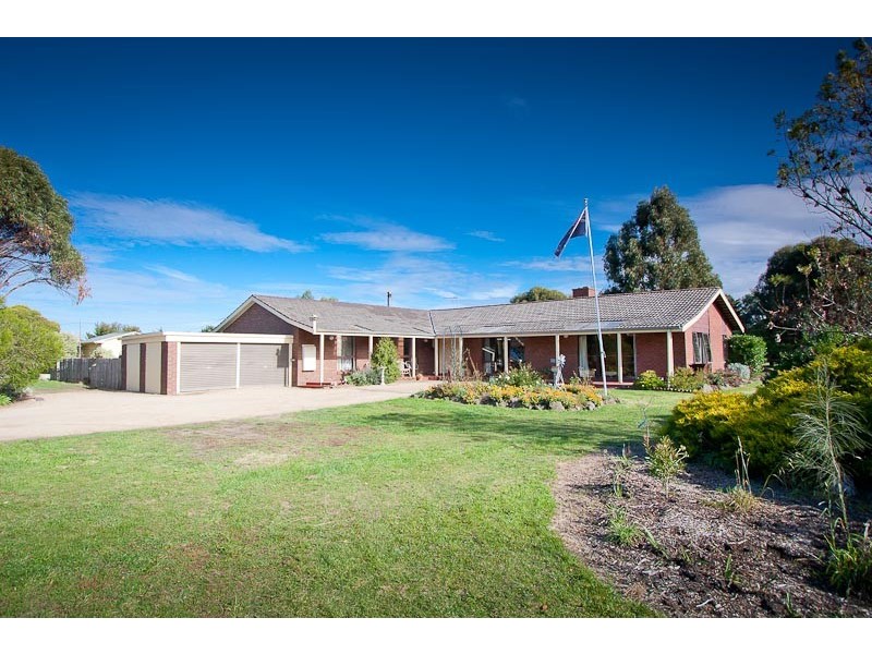 15 Leslie Rd*, Gisborne VIC 3437