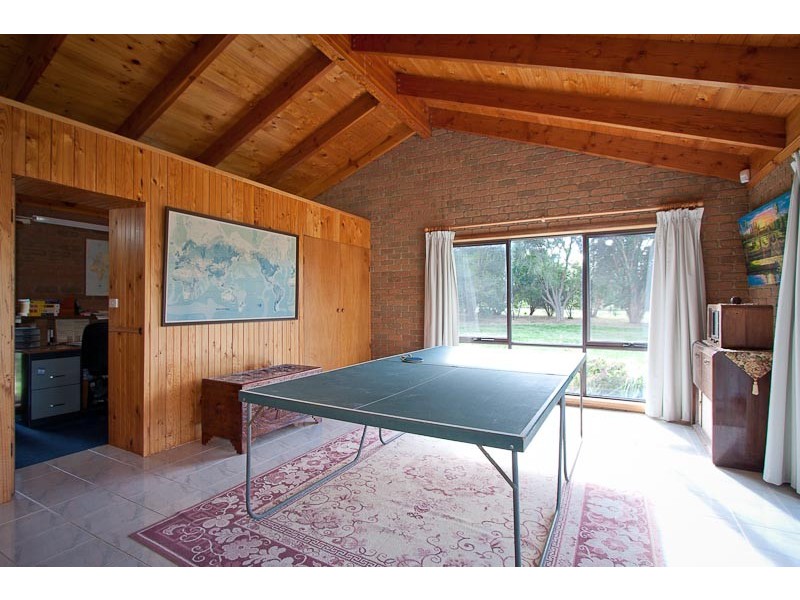 15 Leslie Rd, Gisborne VIC 3437