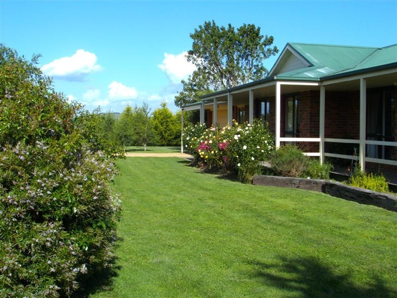 97 Tickawarra Rd, Romsey VIC 3434