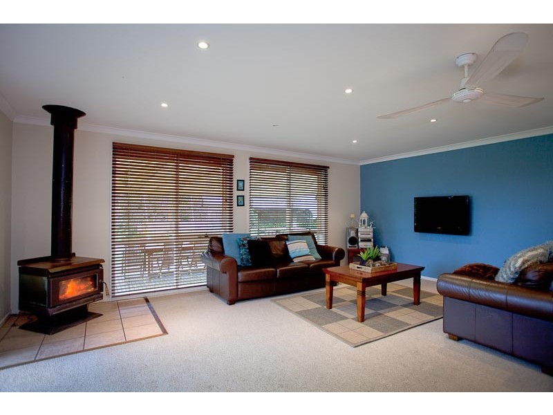 97 Tickawarra Rd, Romsey VIC 3434