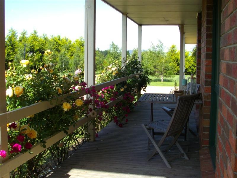 97 Tickawarra Rd, Romsey VIC 3434