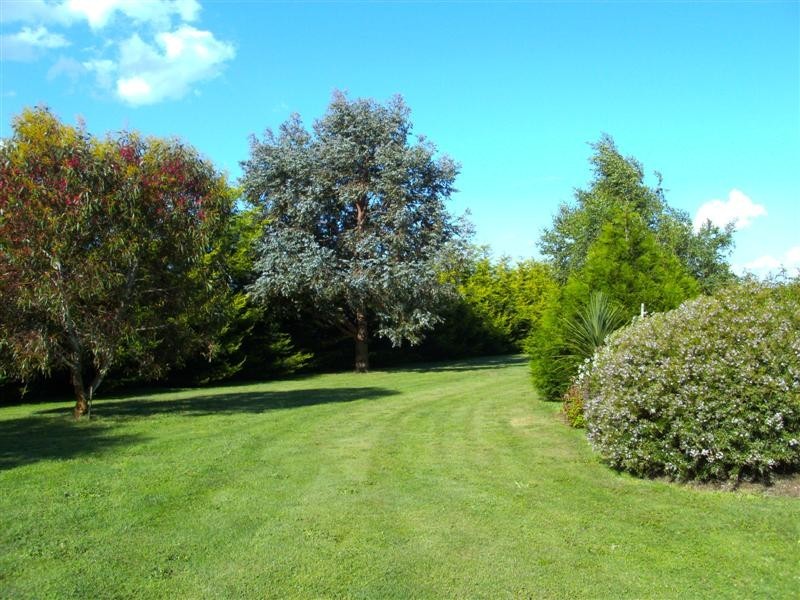 97 Tickawarra Rd, Romsey VIC 3434