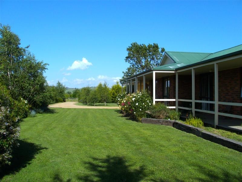 97 Tickawarra Rd, Romsey VIC 3434