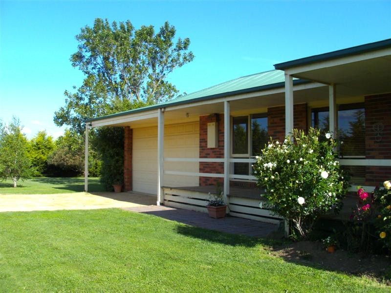 97 Tickawarra Rd, Romsey VIC 3434