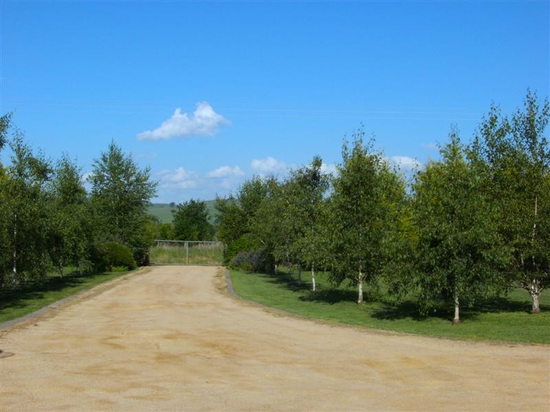 97 Tickawarra Rd, Romsey VIC 3434