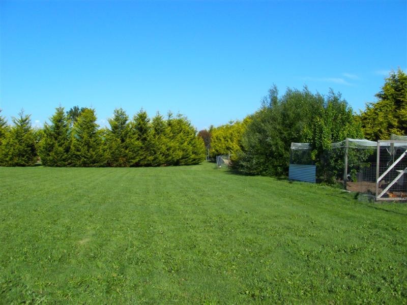 97 Tickawarra Rd, Romsey VIC 3434