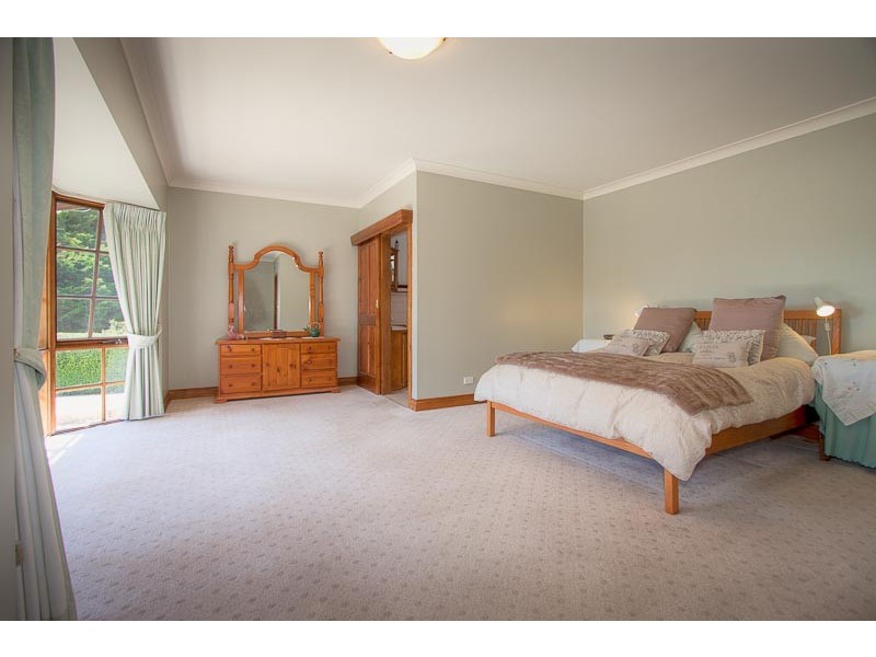 5  Thomas Court *, Romsey VIC 3434