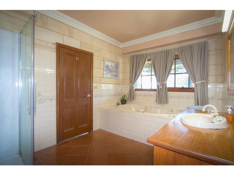 5  Thomas Court *, Romsey VIC 3434